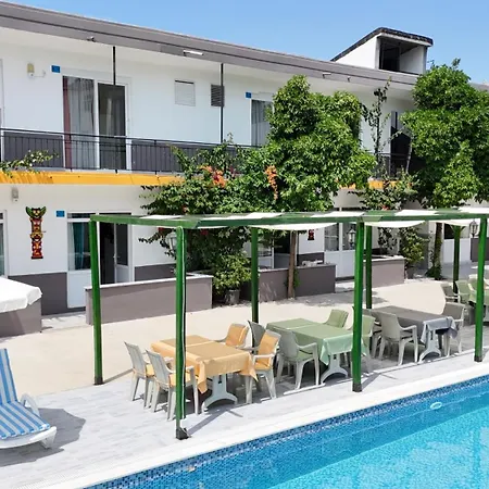 Hillside House מלון דירות 4*