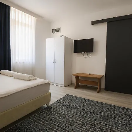 מלון דירות Hillside House 4*