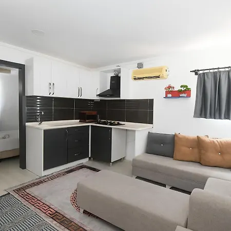 Hillside House Apartmanhotel 4*