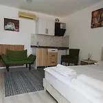 Aparthotel Hillside House