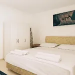 Hillside House 4* Side
