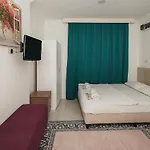 Aparthotel Hillside House Side