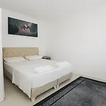 Hillside House Aparthotel