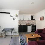 Hillside House 4*