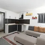 Hillside House Aparthotel 4*