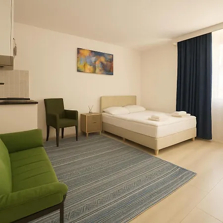 Hillside House シダ