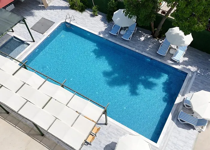 Hillside House 4*