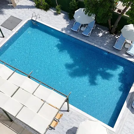 Hillside House 4*