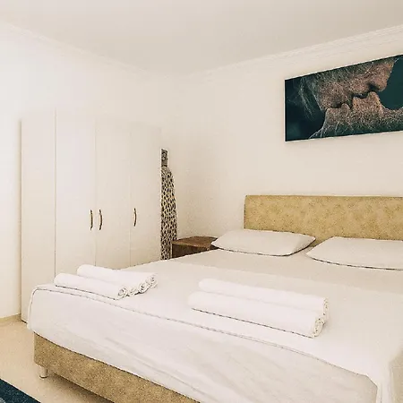 Hillside House 4* Side