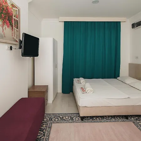 Aparthotel Hillside House Side